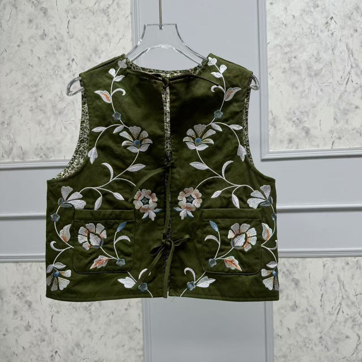 Dame strikvest med kunstnerisk blomsterbroderi og praktiske lommer Stilla