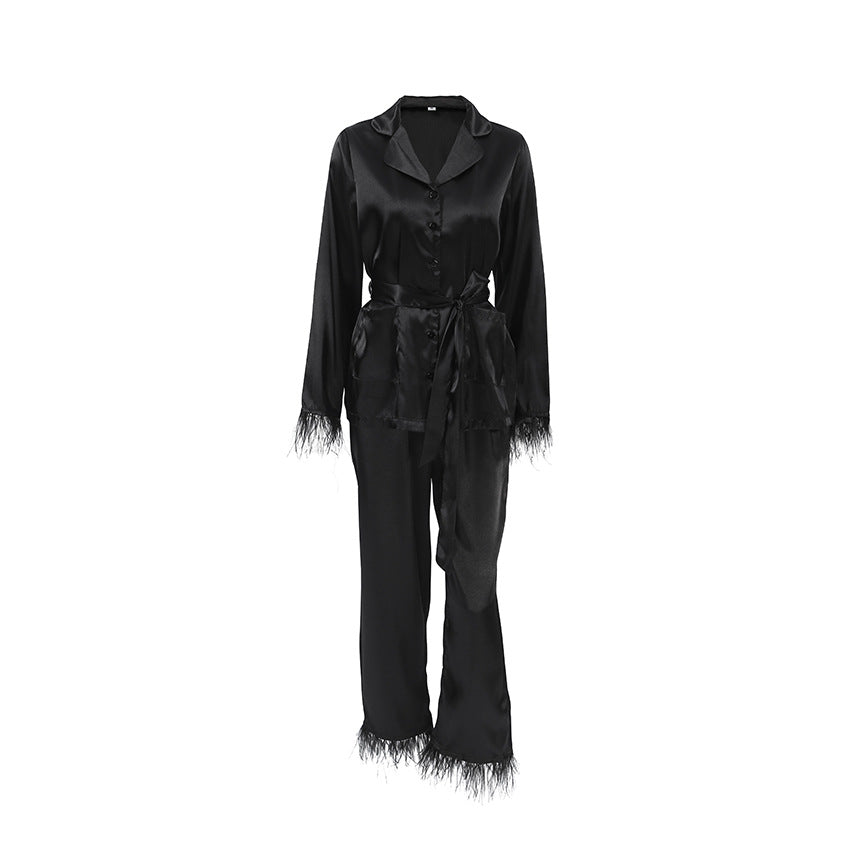 Dame elegant satin-pyjamasæt med fjerlignende detaljer og tætsiddende snit Stilla