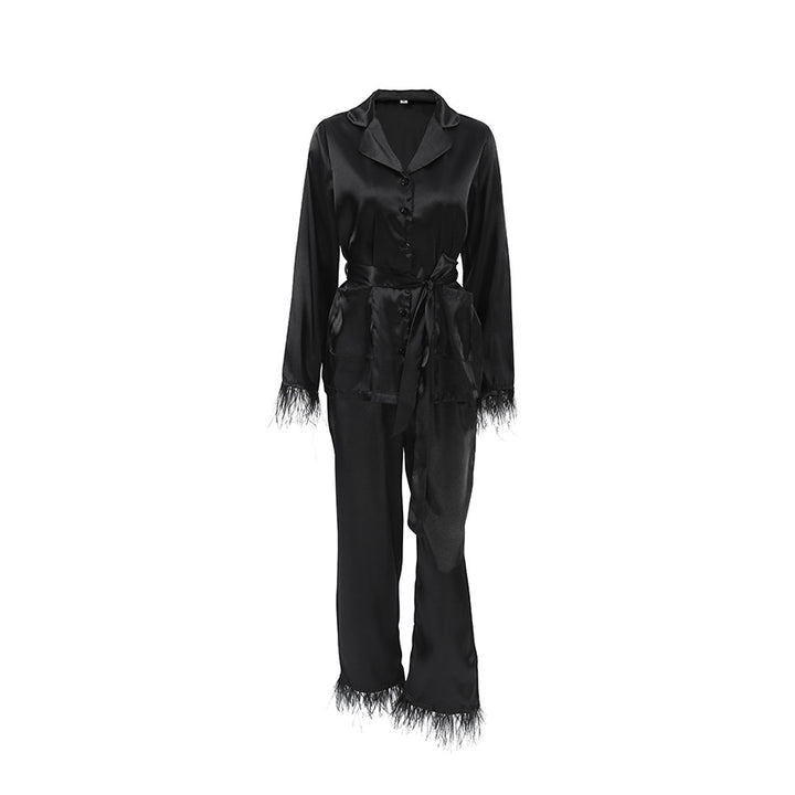 Dame elegant satin-pyjamasæt med fjerlignende detaljer og tætsiddende snit Stilla