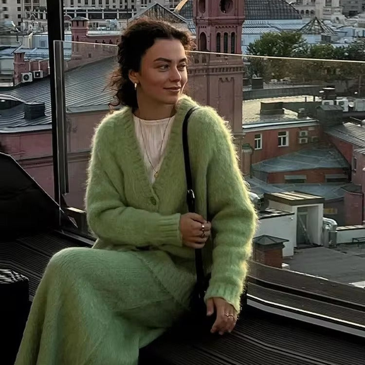 Damers elegant cardigan og nederdel af Stilla