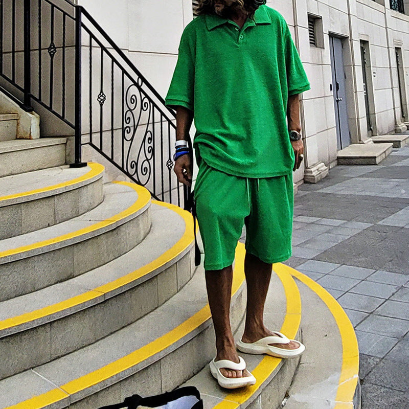 Herrer nan urban bred fritids-sæt med Henley-krave, forlænget bredt skåret skjorte og knælange jersey-shorts Skovae