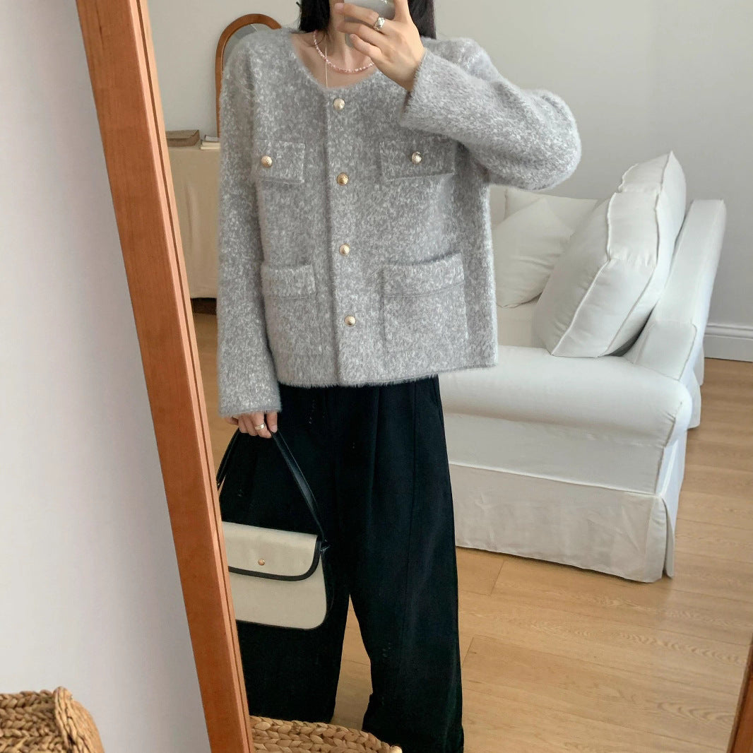 Kvinders hyggelige cardigan med knapdetalje og lomme på Stilla