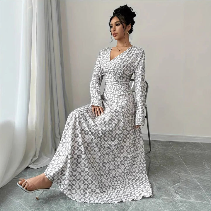 Dame elegant maxikjole med dyb V-udskæring og moderne mønster Stilla