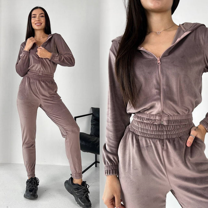 Kvindernes Velour Joggingdragt med Fashionabelt Cropped Design og Praktisk Lynlås Skovae