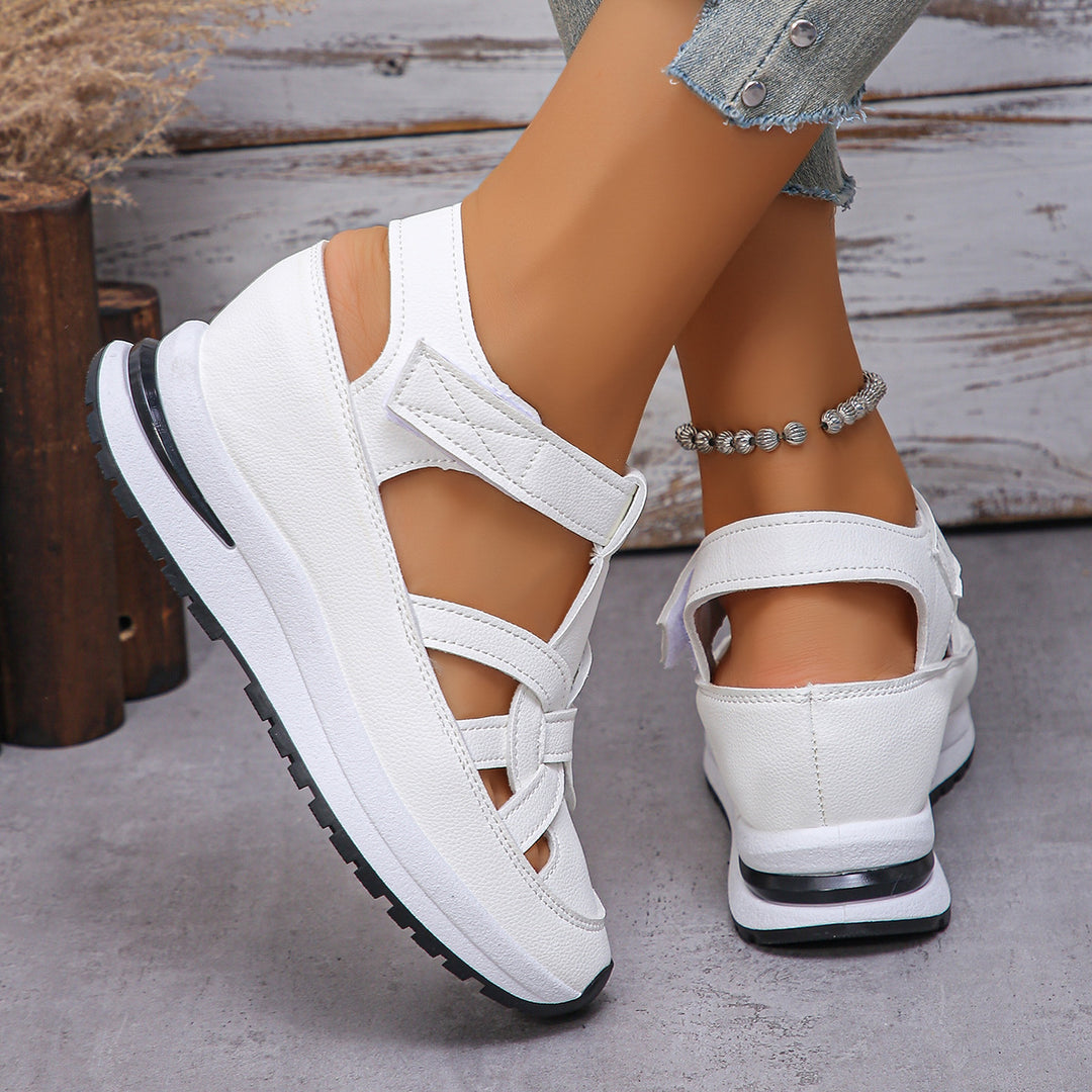 Dame nan sporty plateau-sandalette med flettet remdesign, justerbar velcro lukning og polstret komfortsål Skovae