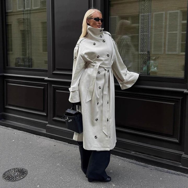 Kvinders elegante trenchcoat med brede revers og praktiske lommer Stilla