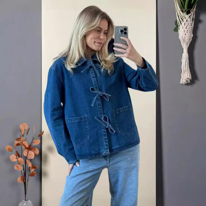 Kvindernes denimjakke med dekorative sløjfer og praktiske lommer Skovae