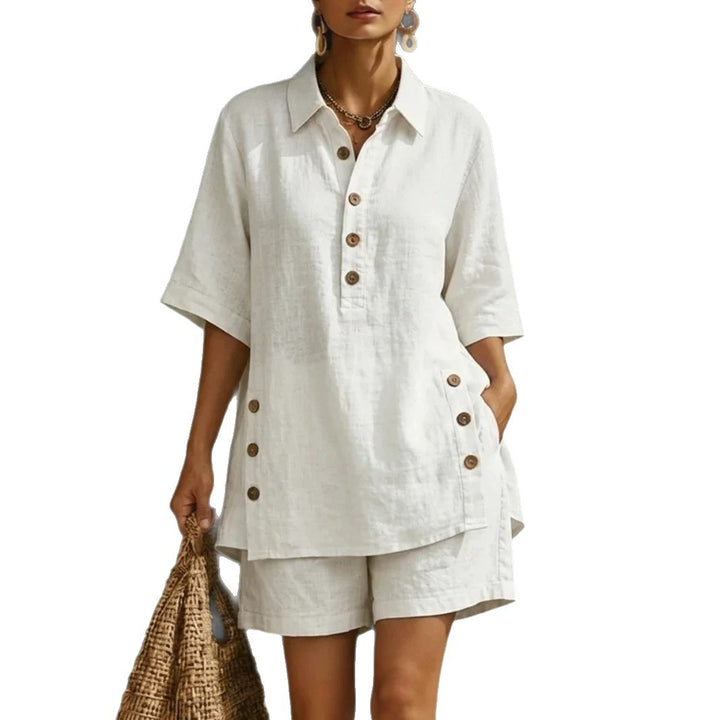 Dame i let hørstil-lignende todelt sæt med oversized skjorte, knaplukning og bermuda-shorts Skovae