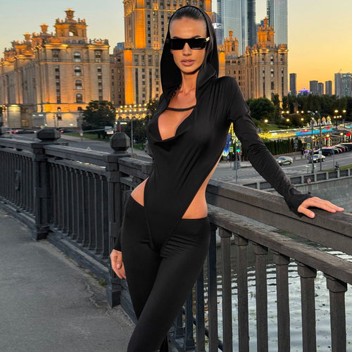 Dame figurtilpasset jumpsuit med innovativt cut-out-design og elegant hættemateriale Stilla