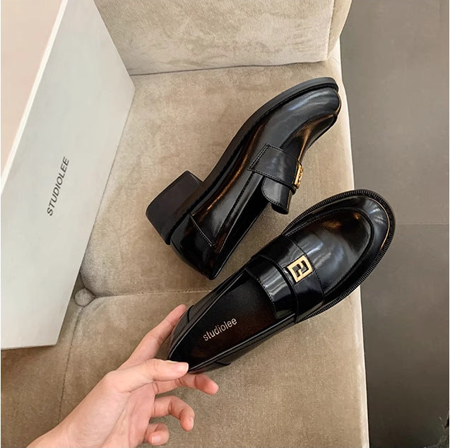 Dame elegante loafers med modisk spænde detalje og højglans overflade Stilla