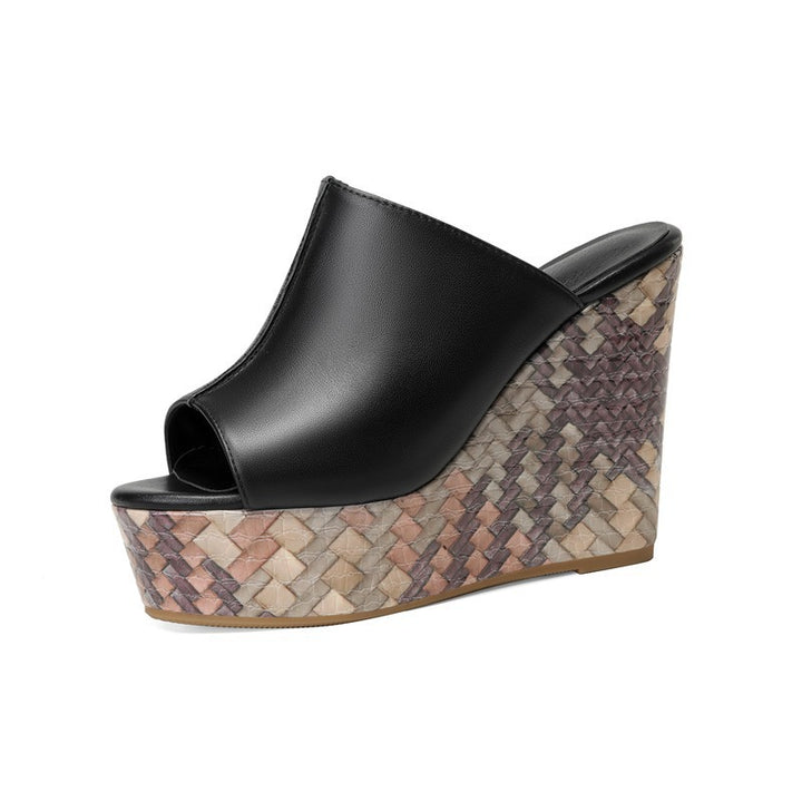 Dame nan elegante slip-on mule med åben tåparti, skulpturel kileplatform i fletlook og nitterdetaljer Skovae