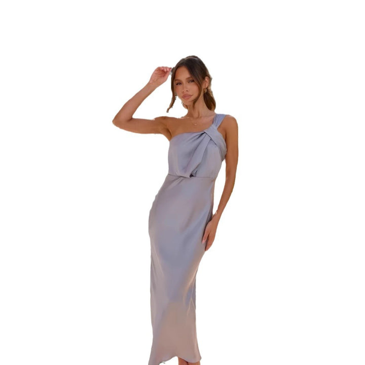 Dame maxikjole med elegant one-shoulder design og dekorative rynkeeffekter Stilla