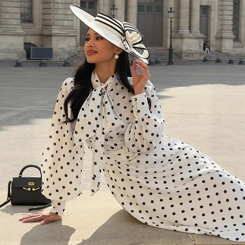 Dame Midi-kjole med elegante puffærmer og kontrastierende prikkedesign Stilla