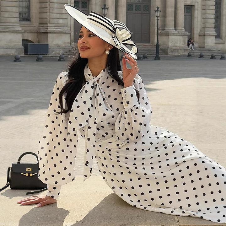 Dame Midi-kjole med elegante puffærmer og kontrastierende prikkedesign Stilla
