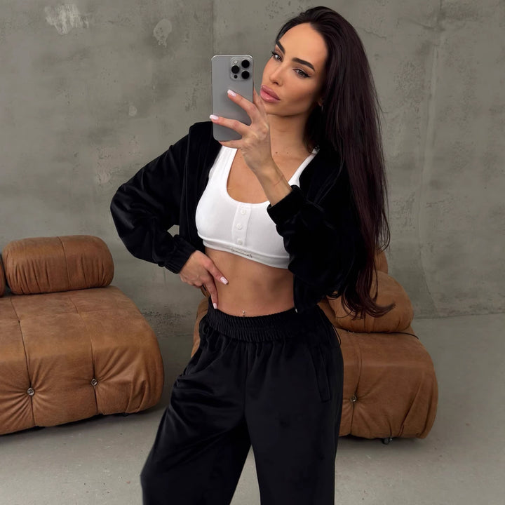 Kvinders afslappede velour loungewear sæt med cropped top og bred pasform Skovae