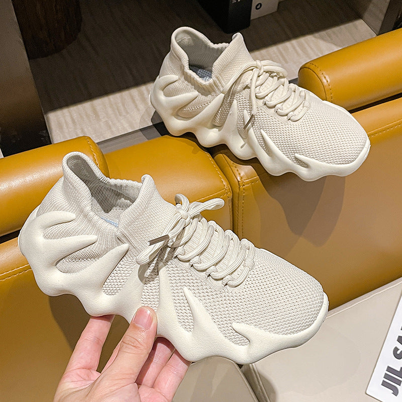 Dame Sneakers i futuristisk design med fleksibelt strik-overmateriale og innovative dæmpningsegenskaber Stilla
