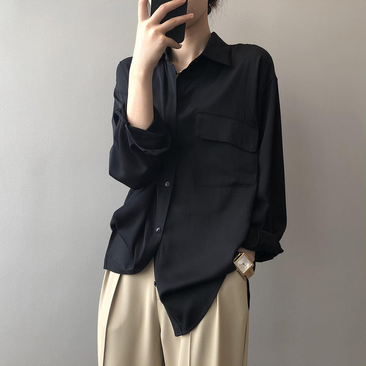 Dame satin bluse med minimalistiske detaljer og praktisk brystlomme Stilla