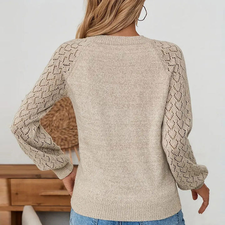 Kvinders strikkede sweater med raffinerede snorede mønstrede ærmer Stilla