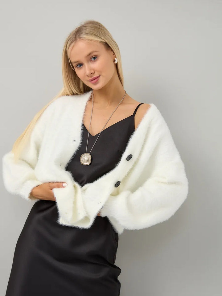 Kvinders hyggelige cardigan med asymmetrisk snit og knaplukning Stilla