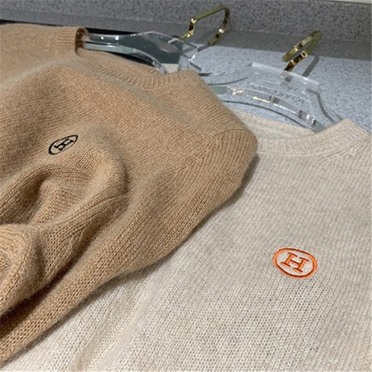 Dame afslappet strikpullover med elegant rundhalssnit og fine detaljer Stilla