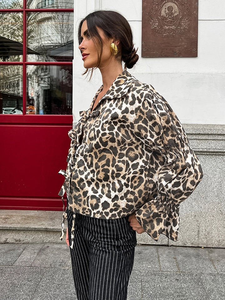 Dame Animal-Print Bluse med voluminøse ærmer og dekorativ knaplukning Stilla