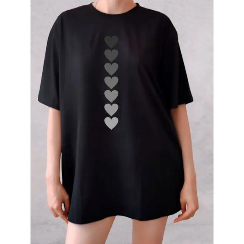 Dame T-shirt med kunstnerisk hjertemotiv i minimalistisk design Stilla