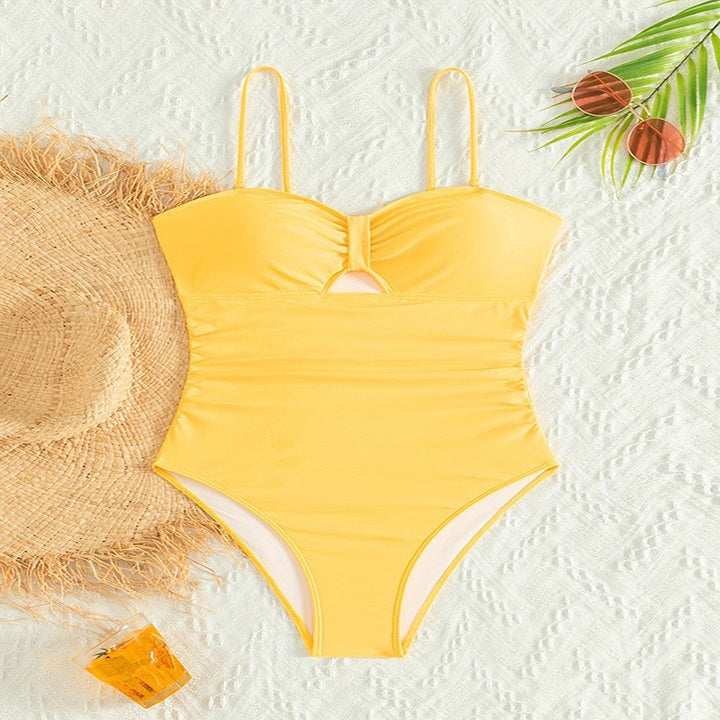 Dame one-piece badedragt med flæsedetaljer og moderne cut-out design