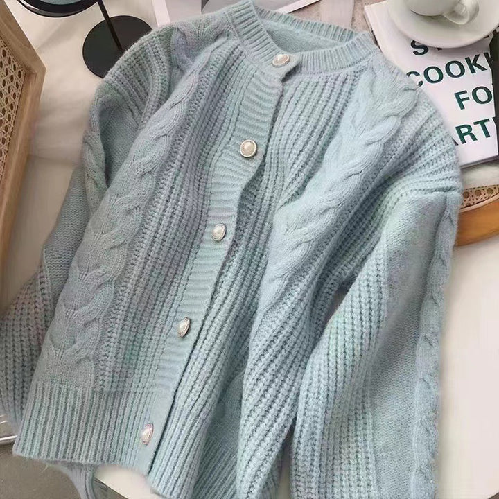 Kvinders hyggelige strikket cardigan med perleknapdetaljer og kabelstrikket tekstur Stilla