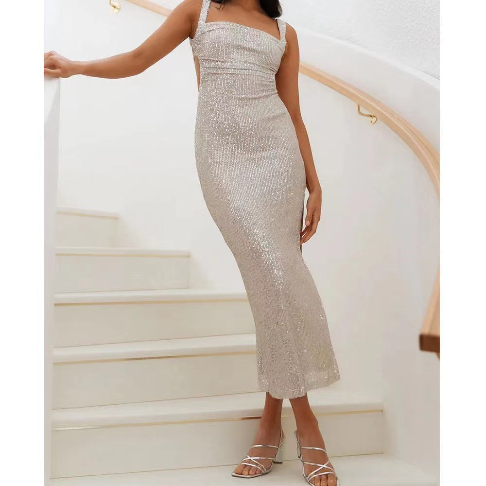 Dame glamour kjole med glimmer i tætsiddende snit og forførende design.