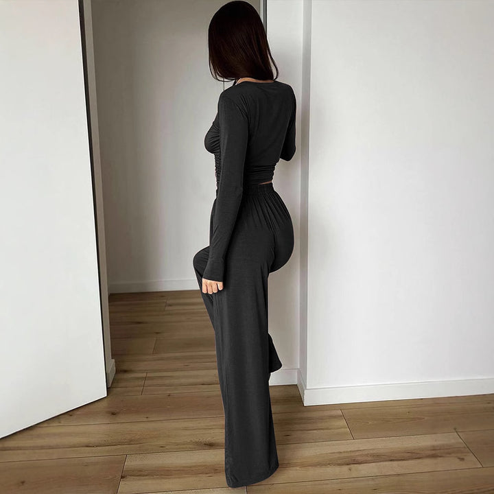 Dame afslappet fritidssæt med hudvenligt materiale og modeknot-detalje Skovae