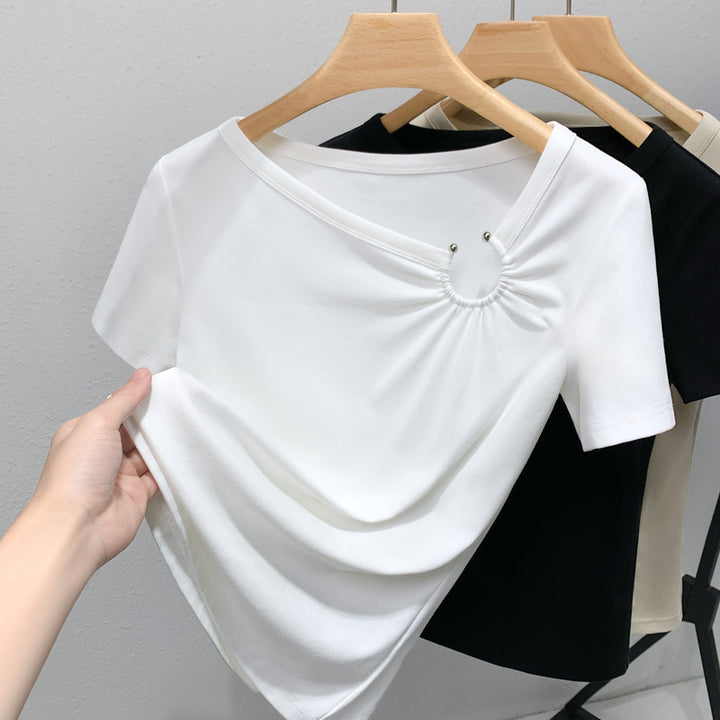 Dame figursyet kortærmet skjorte med asymmetrisk udskæring og elegant knapdetalje Stilla