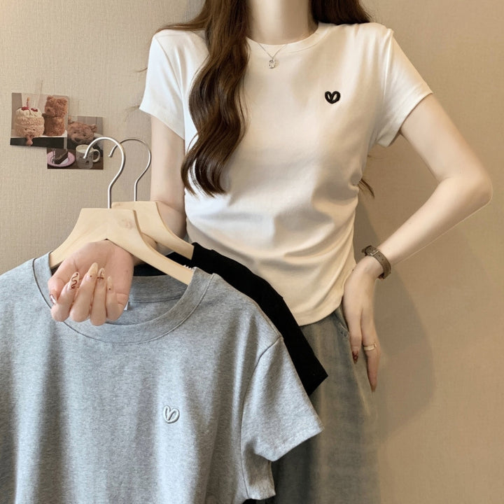 Femme Klassisk Kortærmet Bomulds T-shirt med Minimalistisk Logo Stilla