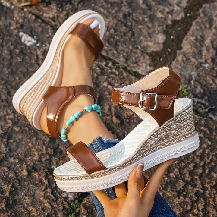 Dame platform-sandaler med moderne dobbeltrem-design og polstret sål Stilla