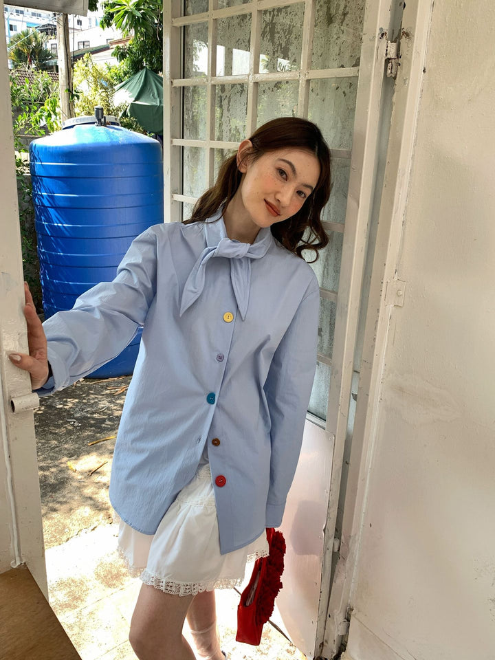 Dame mode bluse med farverige knapper Stilla
