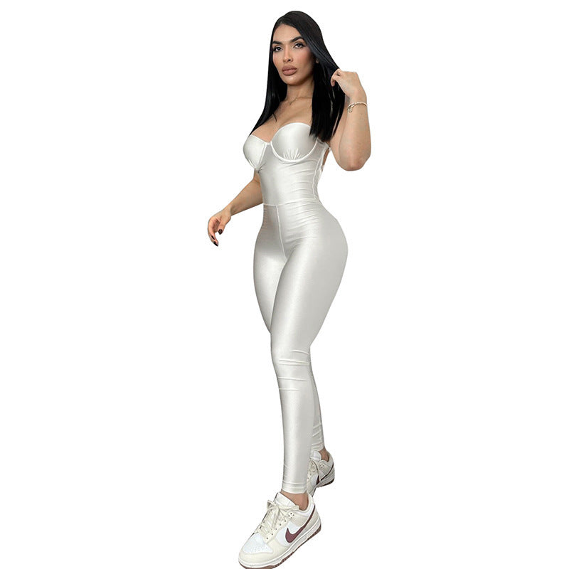 Dame figurtilpasset jumpsuit med stroppeløst design og elegant snit Skovae