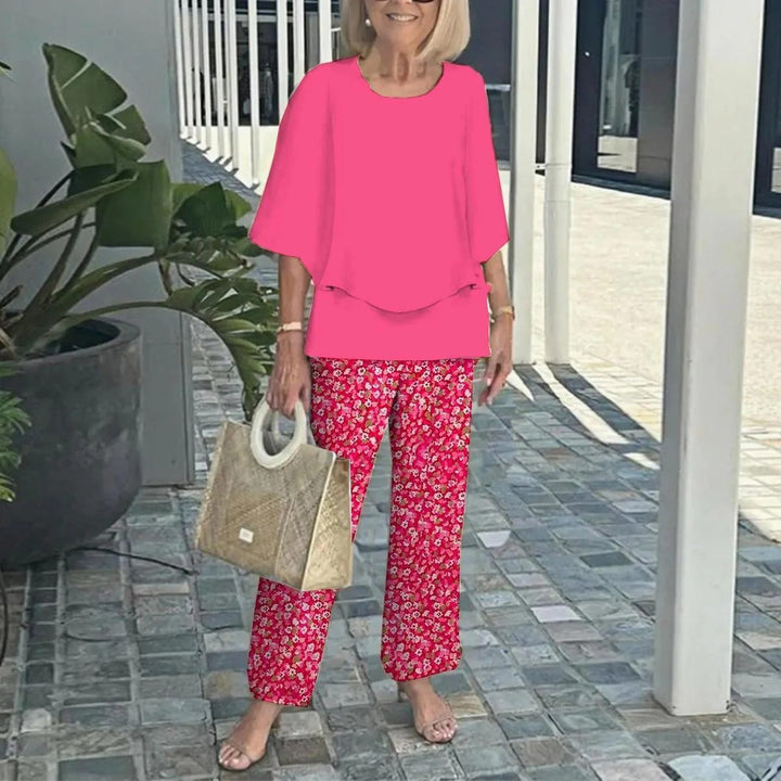 Dame med lagdelt tunika med capærmer og ankel-lang lige bukser med grafikprint Skovae
