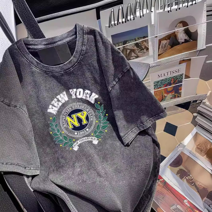 Dame T-shirt med urban New York grafikdesign og afslappet snit Stilla