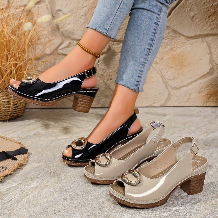 Dame Plateau-sandaler med elegant rem og dekorativ spænde-detalje Stilla