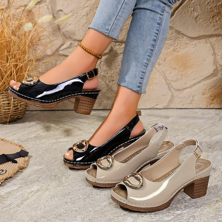 Dame Plateau-sandaler med elegant rem og dekorativ spænde-detalje Stilla