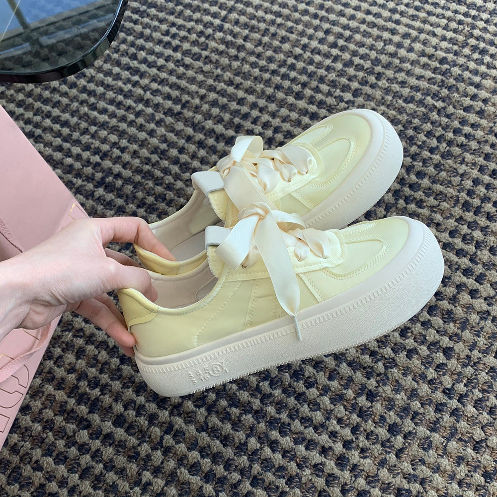 Dame sneakers med elegant satinrem og komfortabel sål Stilla