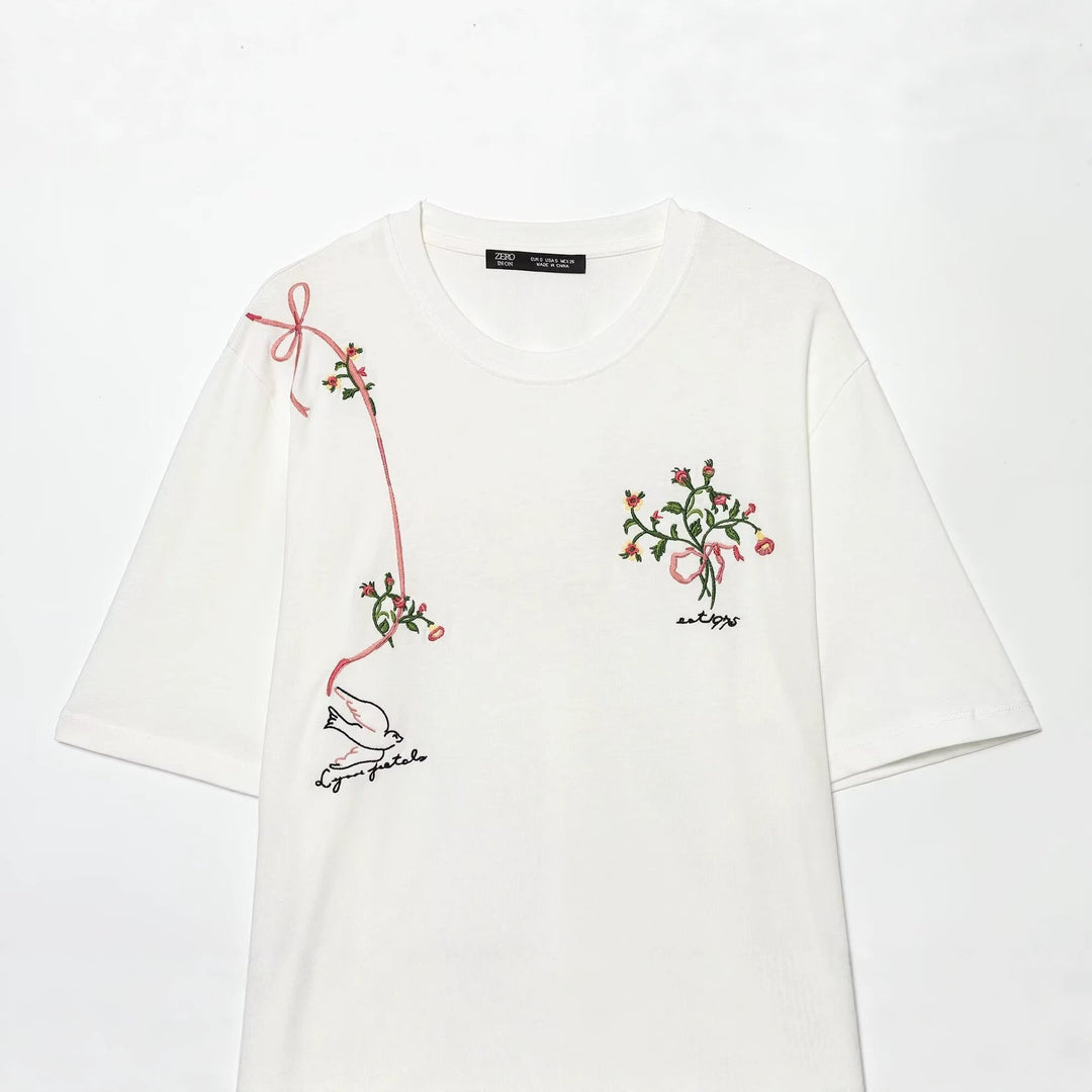 Dame T-shirt med fin broderi og unikke tryk Skovae