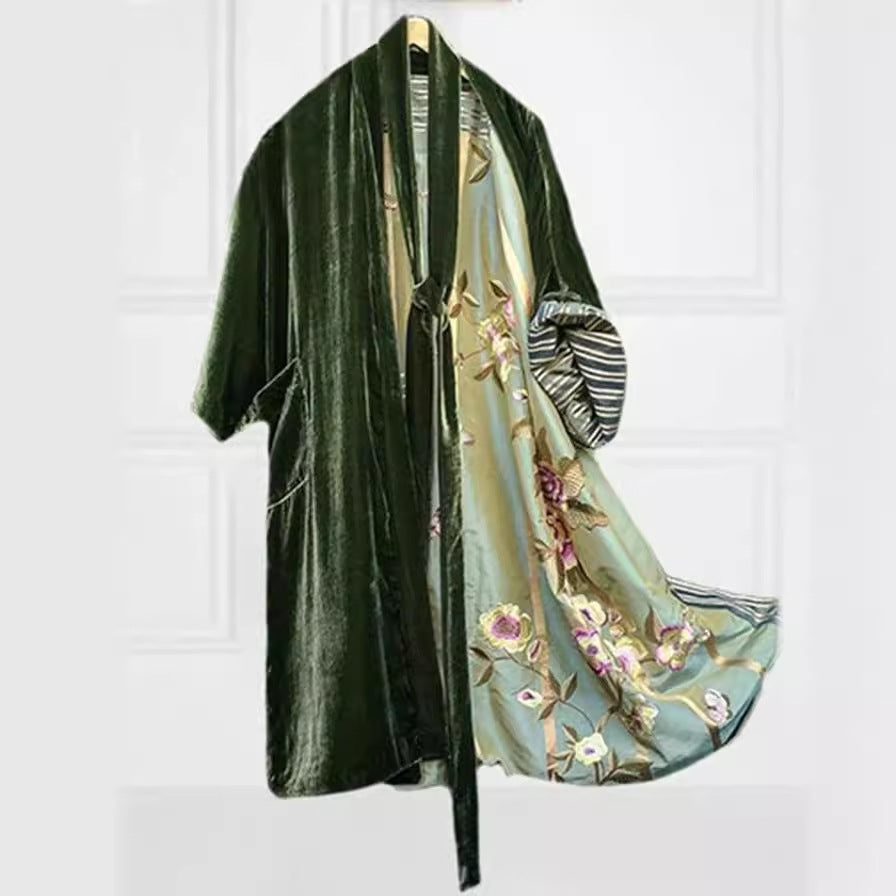 Kvinders luksuriøse kimono med blomstermotiv og silkefoer Skovae