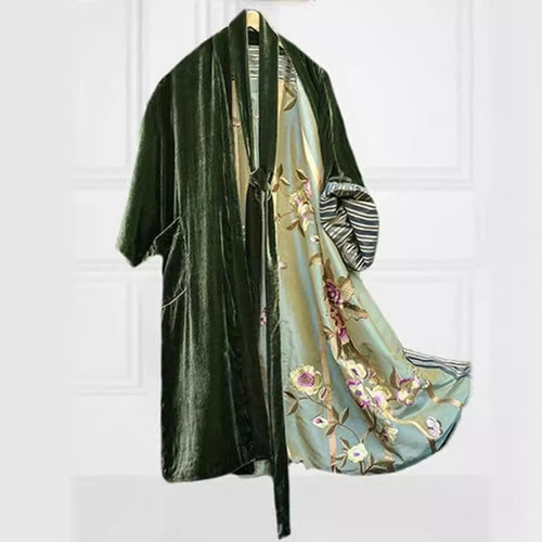 Kvinders luksuriøse kimono med blomstermotiv og silkefoer Skovae
