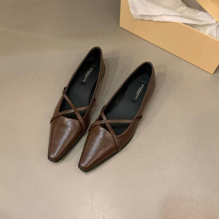 Dame elegante ballerinaer med krydset rem og spidse tåparti Stilla