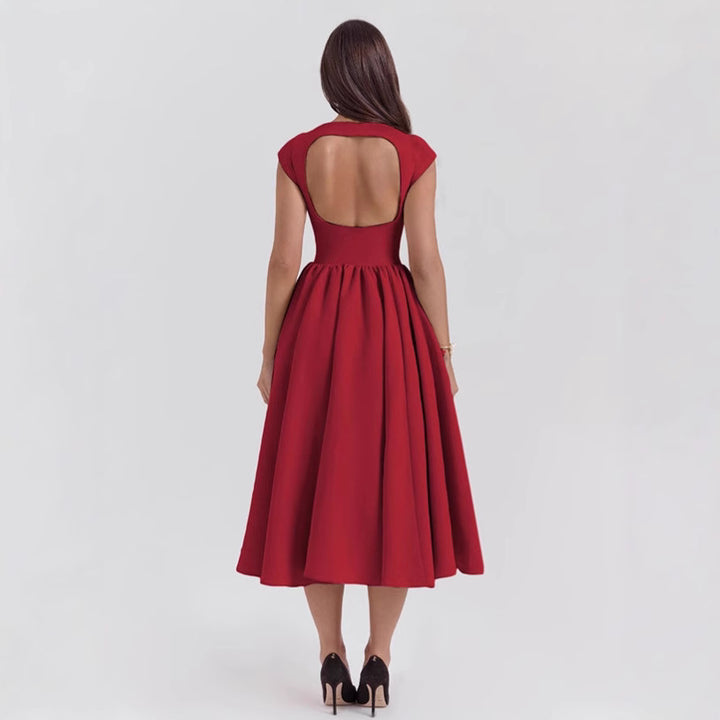 Dame cocktailkjole med elegant A-linje silhuet og rynket skirt Stilla