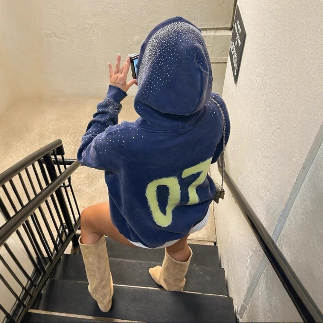Damer nan overdimensioneret hættebluse i velourfleece med markant logoprint, glimmerdetaljer og kængurulomme Skovae