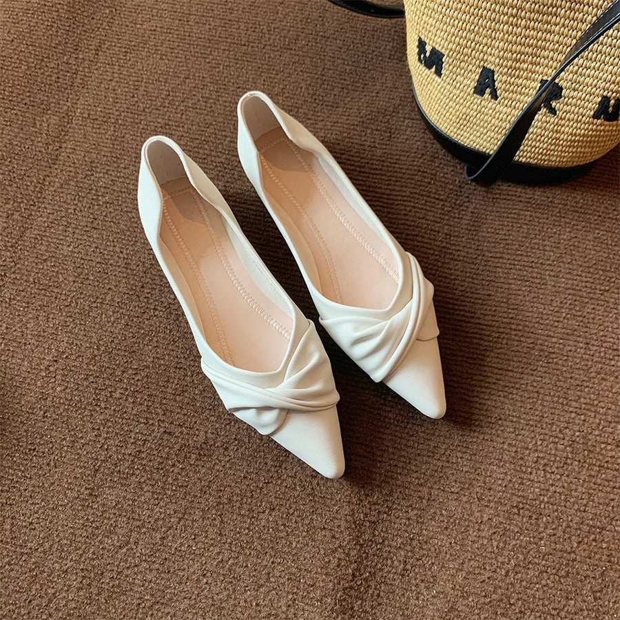 Dame elegante spidse balletsko med knudeformet detail Stilla