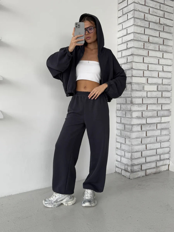 Kvindernes sporty loungewear sæt med brede bukser og hoodie Skovae