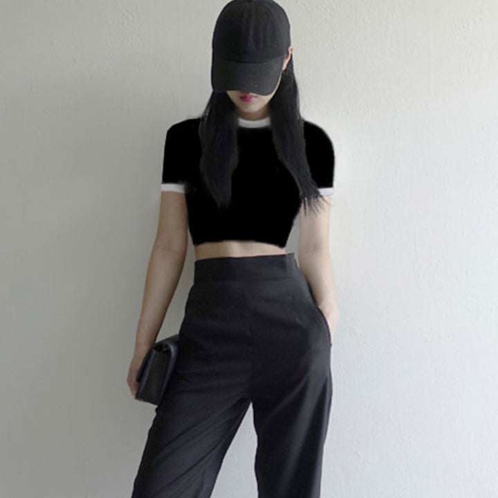 Kvinders cropped T-shirt med kontrasterende ærmeopkanter og afslappet pasform