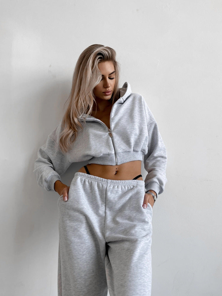 Kvinders sporty loungewear sæt lavet af blødt fleece med moderne cropped design